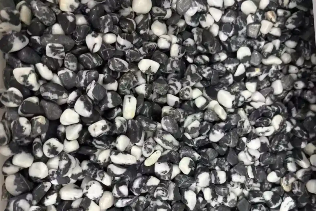 Zebra Jasper Meaning chip stones in natural black and white patterns for crystal crafts and wholesale use